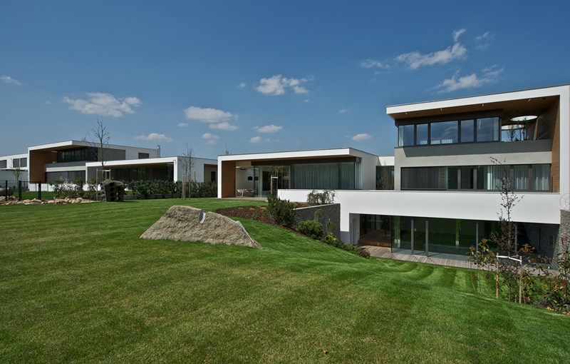 Dokončená I. etapa rodinných domů v projektu Rezidence Golf Hostivař