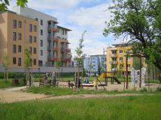 Dětské hřiště před domem Růže z I. fáze výstavby projektu Čakovický park