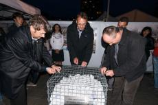 Základní kámen projektu SMART BYTY je netradiční – krychlový gabion naplněný bílými oblázky se vzkazy