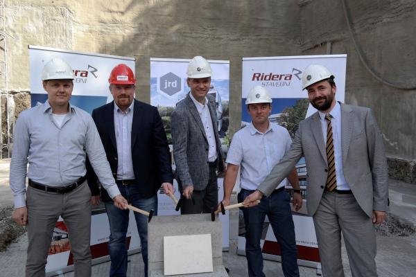 Základní kámen projektu U Pernikářky 7 položen, stavba je již v plném proudu