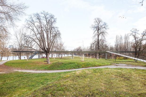 Seznamte se s návrhy na novou lávku mezi Karlínem a Holešovicemi