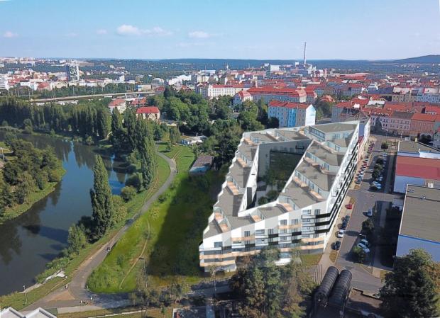 Ve svahu nad řekou Radbuzou roste bytový dům Papírnická