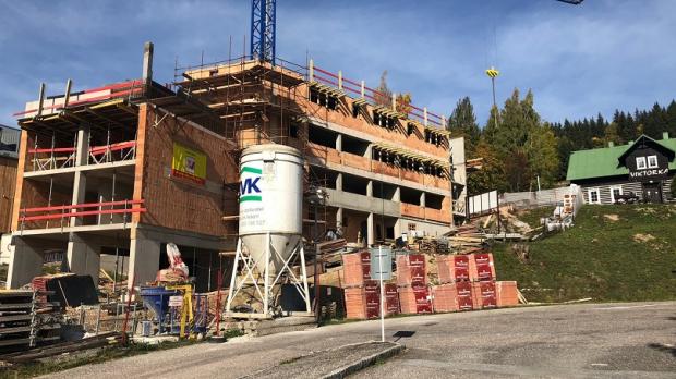 Villa Central - horské apartmány dorostly do fáze hrubé stavby