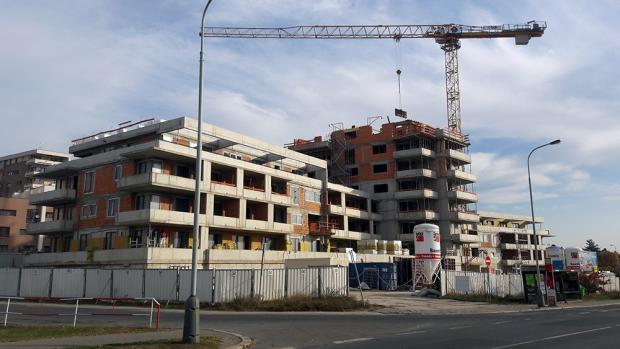 Na poslední budově projektu Nad Modřanskou roklí vlaje glajcha