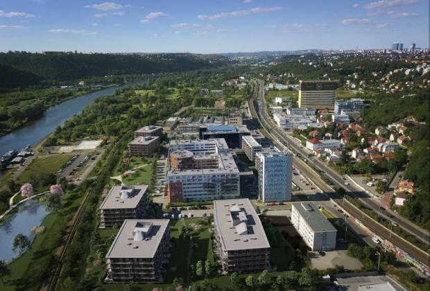 Atriové domy plné světla uprostřed zeleně půvabného parku