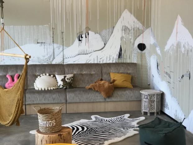 Designový koncept pro A posto navrhla Anna Kovačič, jež se jinak věnuje především módní fotografii. Fotila pro časopisy Elle, Haarper’s Bazar či Dolce Vita Designový koncept pro A posto navrhla Anna Kovačič, jež se jinak věnuje především módní fotografii. Fotila pro časopisy Elle, Haarper’s Bazar či Dolce Vita