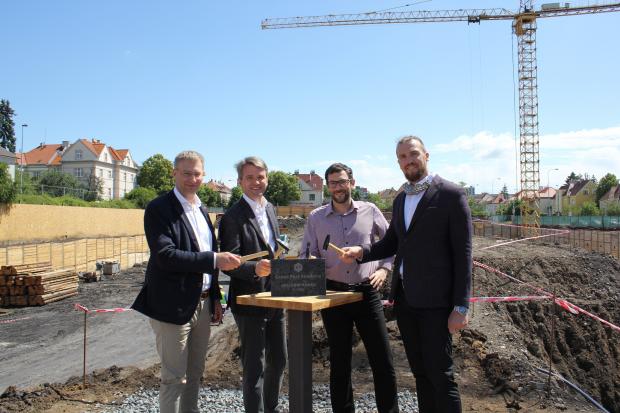 Na základní kámen projektu Green Port Strašnice slavnostně poklepali (zleva): Pavel Trojan (obchodní náměstek Metrostav, divize 9), Jan Řežáb (majitel JRD), Pavel Vojta (vedoucí projektu JRD) a Michal Vít (senior vedoucí projektů JRD)